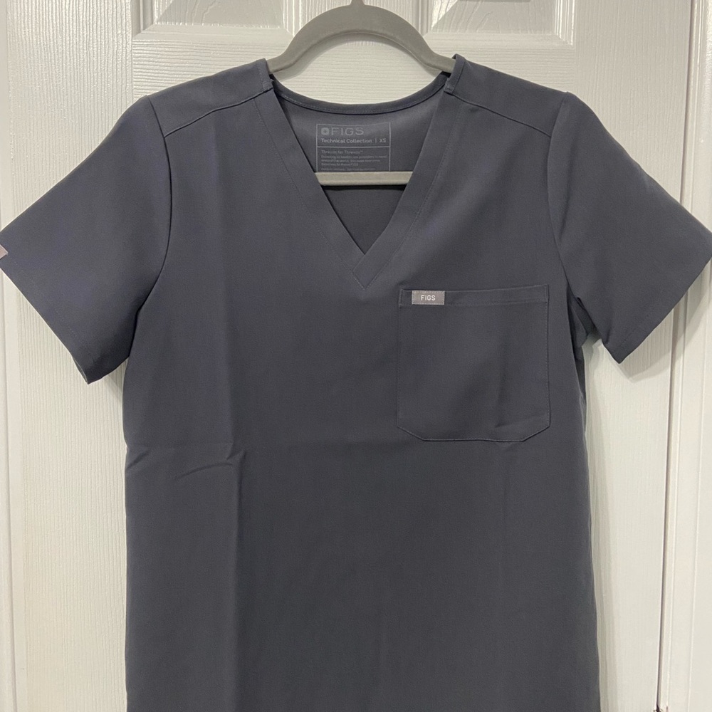 Figs NWOT Catarina One Pocket Scrub Top XS, Charcoal
